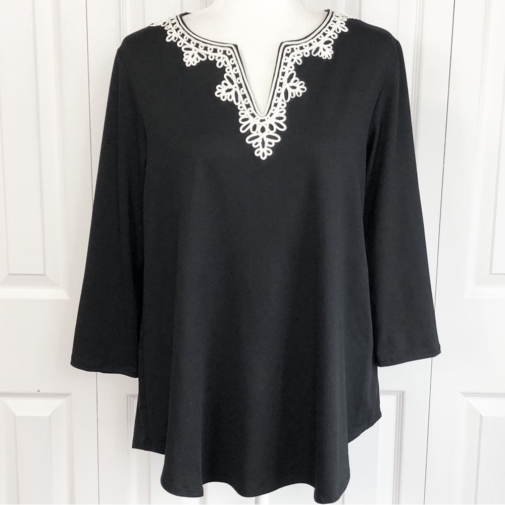 Ruby Rd. Black & White Embroidered Design V-Neck 3/4 Sleeve Top Medium
